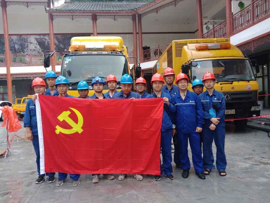 图片说明:党员先锋队参与保电工作