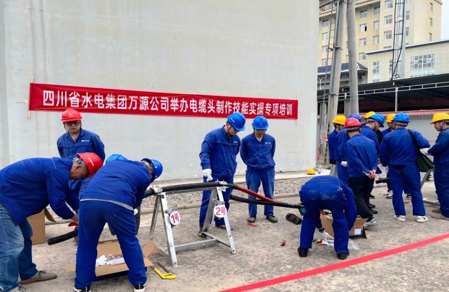 图2为学员制作电缆头