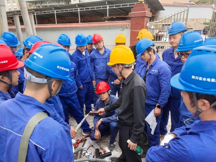 图3为老师讲解制作电缆头细节