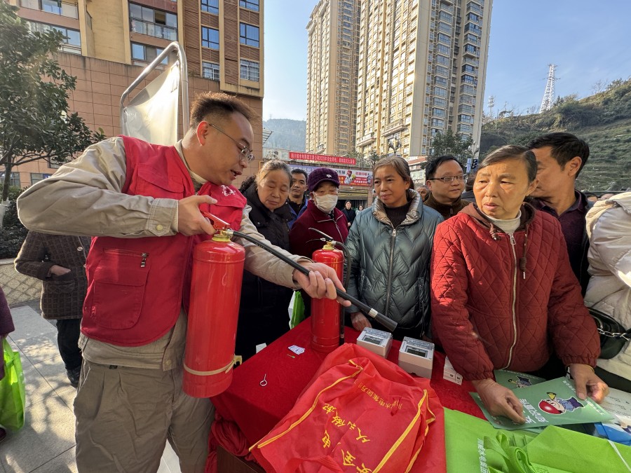 图一为工作人员讲解灭火器使用方法