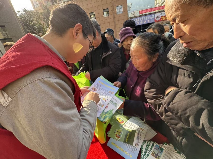 图二为工作人员讲解冬季安全用电知识