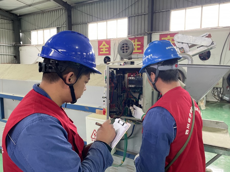 图片说明二：检查制茶设备电箱