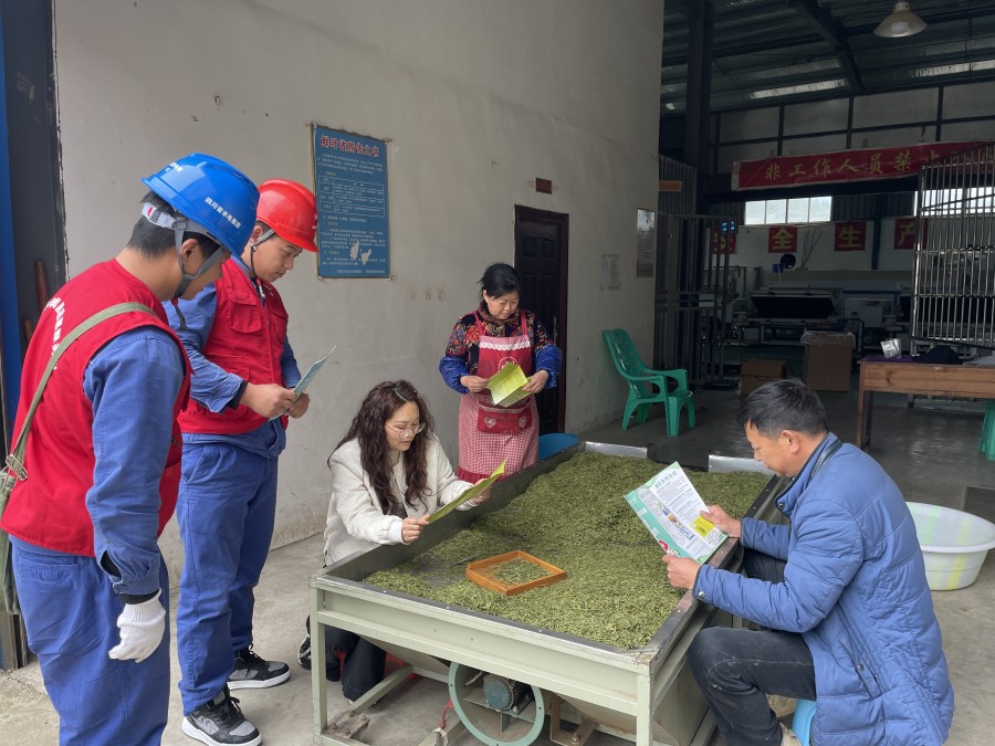 图片说明四：向制茶企业宣传安全用电知识