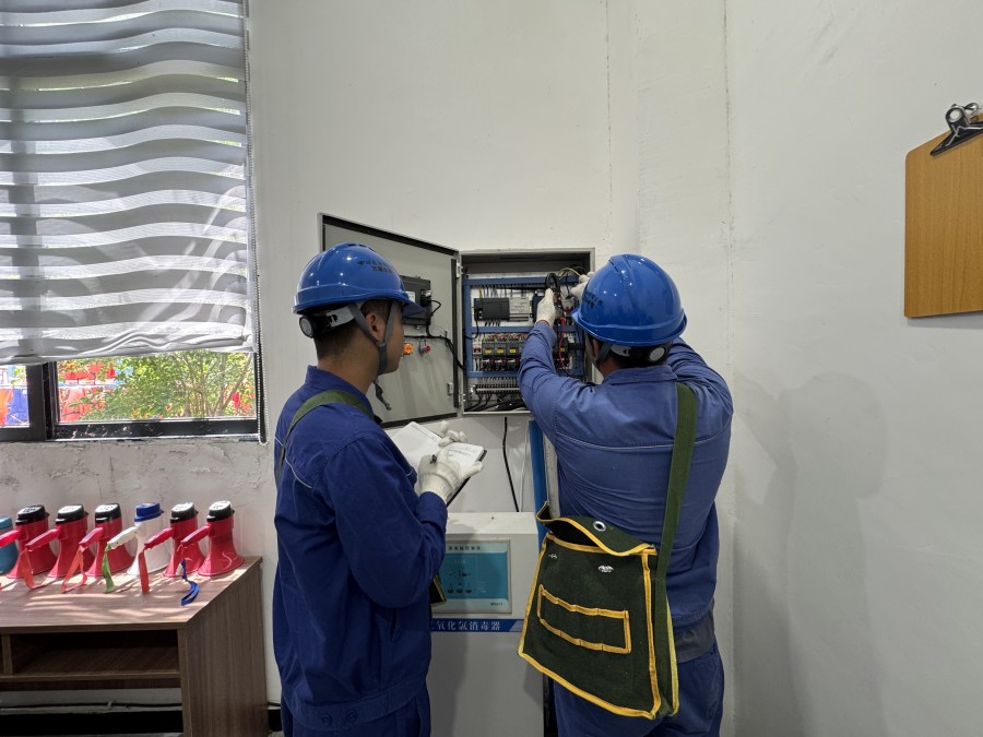 图三为：旧院供电所工作人员检查景区漂流场所配电箱
